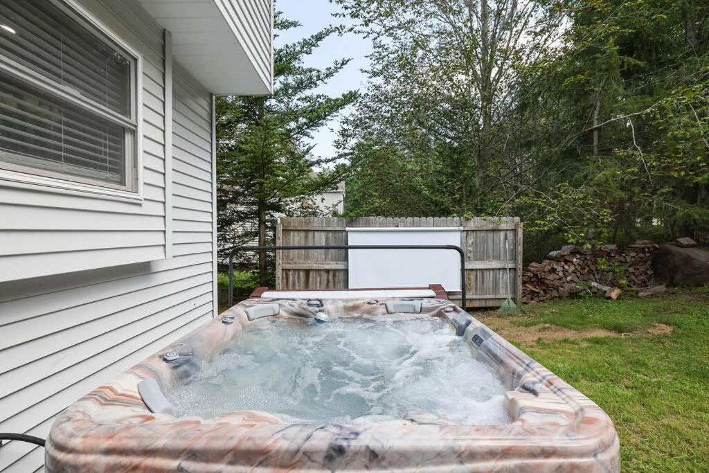 Holiday home Cozy Poconos Retreat Hot Tub, Game And Igloo Tobyhanna
